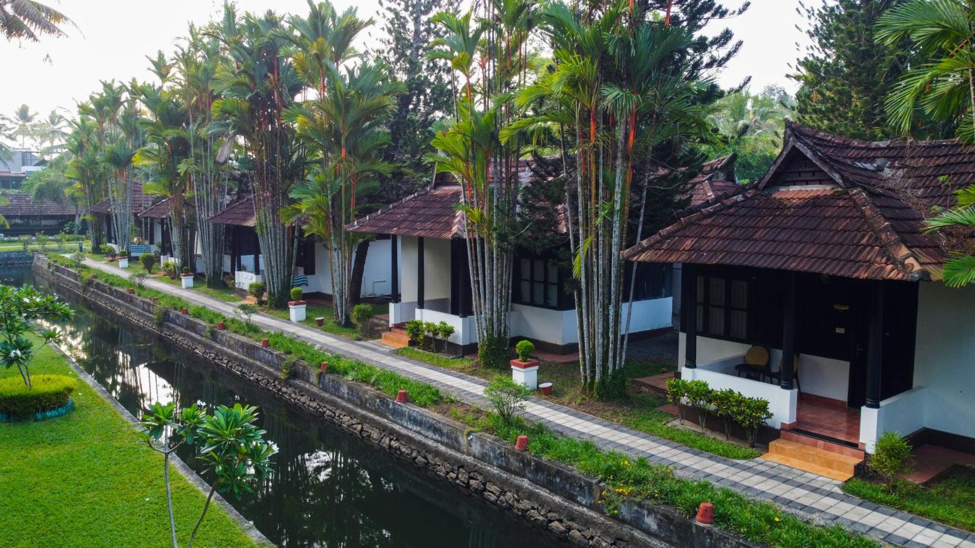 Paradise Heritage Resort Кумараком Екстериор снимка