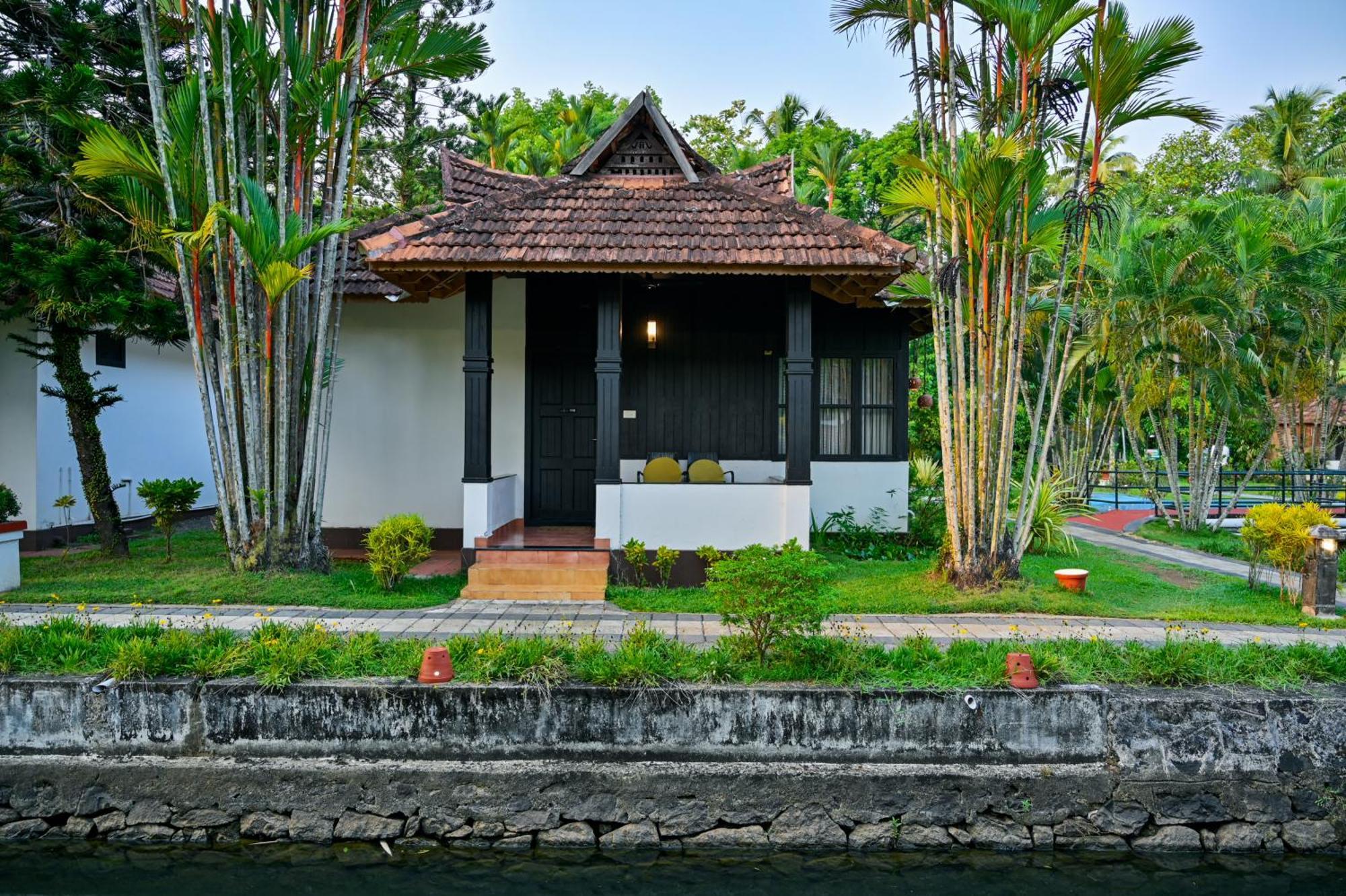 Paradise Heritage Resort Кумараком Екстериор снимка