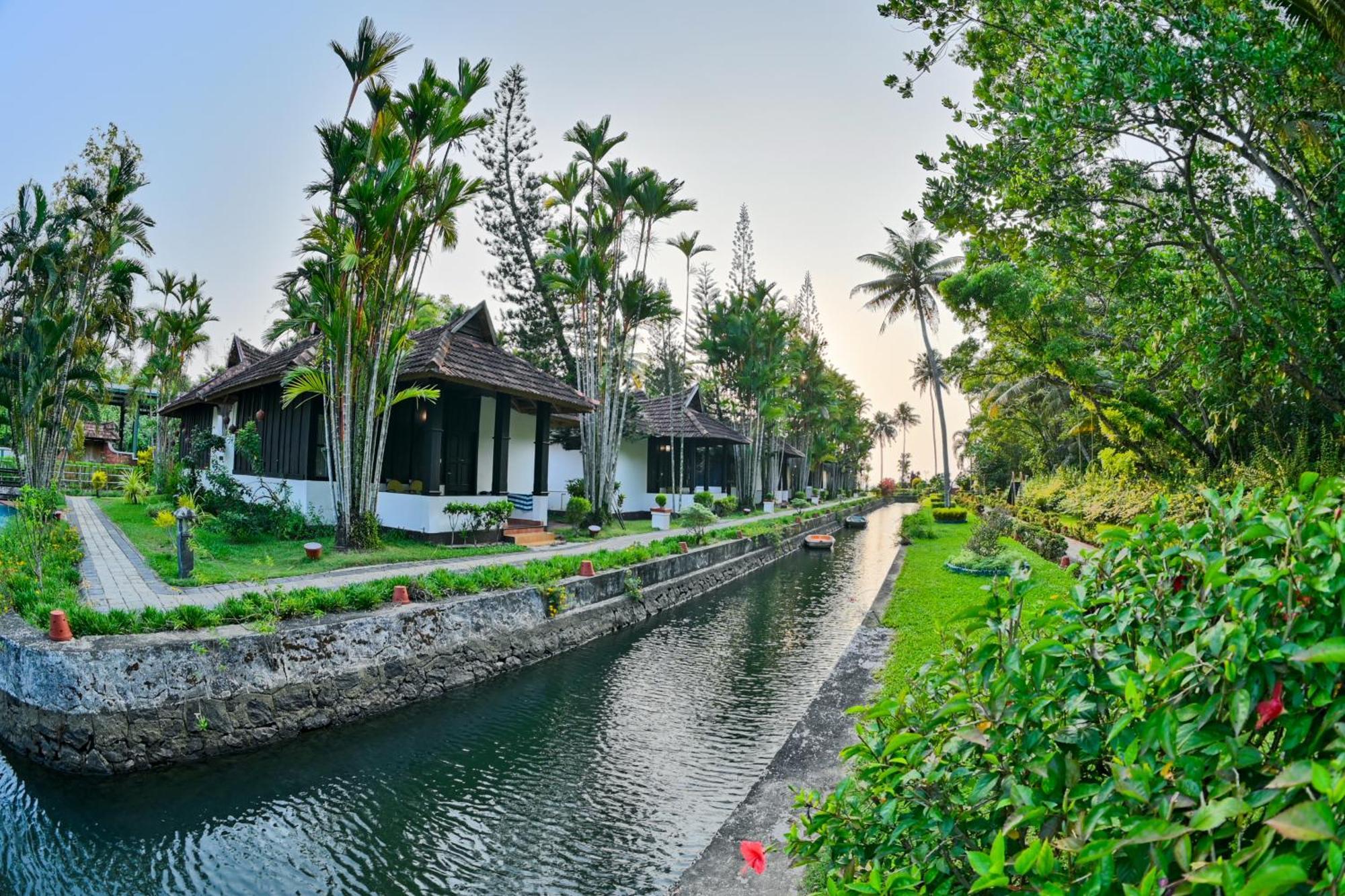 Paradise Heritage Resort Кумараком Екстериор снимка