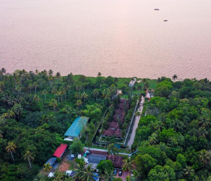 Paradise Heritage Resort Кумараком Екстериор снимка