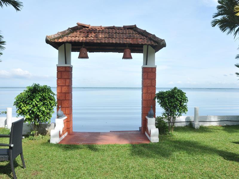 Paradise Heritage Resort Кумараком Екстериор снимка